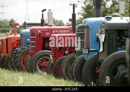 Les tracteurs d'époque lors d'un rassemblement dans le Worcestershire England UK Banque D'Images