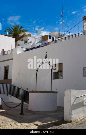 Un puits se trouve en face de maisons blanchies à la chaux dans la ville espagnole traditionnelle d'Ayamonte dans la province de Huelva UE Banque D'Images