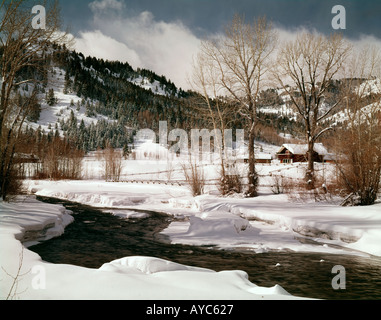 Le long des rives de la Snowy River North Big Wood de Sun Valley dans l'Idaho en hiver Banque D'Images