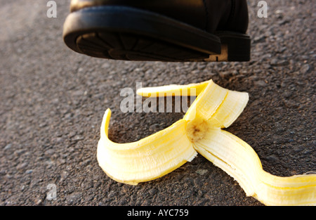 Pied sur le point d'étape sur une peau de banane Banque D'Images