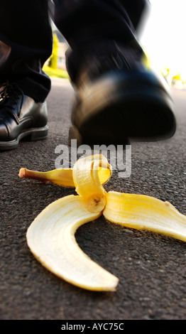 Pied sur le point d'étape sur une peau de banane Banque D'Images