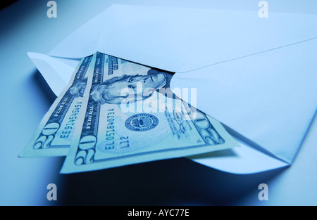 Enveloppe avec deux vingt dollar bills in il ton bleu Banque D'Images