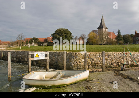 Vue de l'église Holy Trinity à Bosham de la cale de halage à travers Quay Meadow Banque D'Images