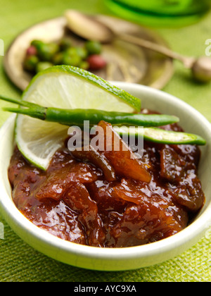 Close up d'un bol de lime et le piment chutney Banque D'Images