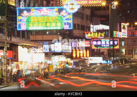 Wagons en mouvement le long de Nathan Road à Kowloon, nuit Banque D'Images