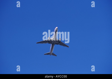 À la recherche jusqu'à un décollage des avions à réaction commerciaux contre un ciel bleu parfait Banque D'Images