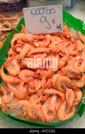 Crevettes cuites en vente au marché de la Boqueria Barcelone Espagne Banque D'Images