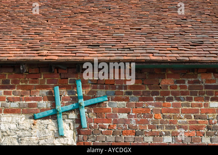 Liens mur en brique rouge sur le bâtiment historique avec des tuiles rouges en Bosham Peg West Sussex Banque D'Images