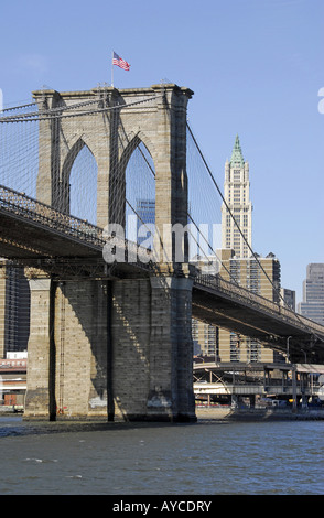 Portrait du pont de Brooklyn, New York prises à partir de la East River vers le Lower East Side avec l'Empire State Building en arrière-plan Banque D'Images