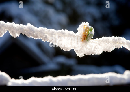 Un lave-ligne et des pinces à pris de cours dans une nuit de tempête de neige, mis en évidence par le soleil du matin en Avril Banque D'Images