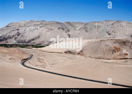 Route internationale Arica (Chili)-la Paz (Bolivie) près de Putre (Chili) Banque D'Images