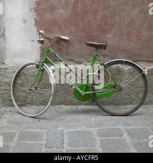 Bicycle leaning against wall en ville italienne Banque D'Images