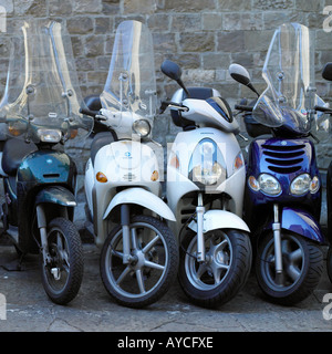 Scooters italien à Florence dans la rue Banque D'Images