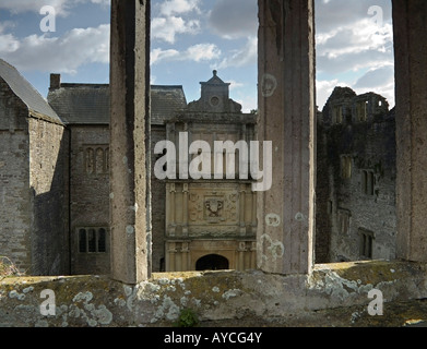 Beaupre Manoir Cowbridge à Glamorgan Wales, encadré par un ancien cadre de fenêtre situé au-dessus de la maison de garde Grade 1 bâtiment classé Banque D'Images