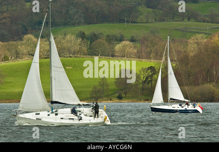 Deux yachts de course sur le lac Windermere Banque D'Images