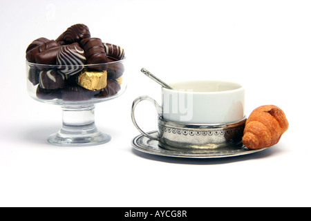 Tasse à chocolat et croisant isolé sur fond blanc Banque D'Images