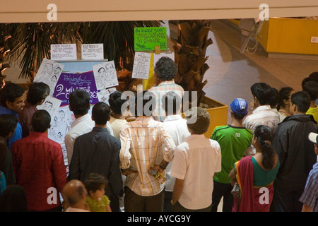 L'homme à l'intérieur d'une des caricatures dessin indien moderne shopping mall et centre commercial Banque D'Images