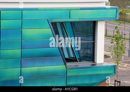 Vue oblique d'un immeuble de bureaux moderne et élégant de fenêtre,UK Ecosse Dundee riverside Banque D'Images