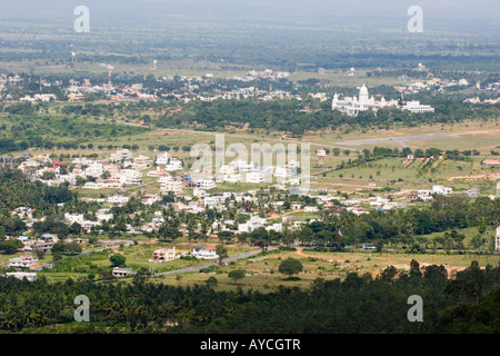 Vue panoramique de la ville de Mysore à partir de la proximité de Chamundi Hills en Inde Banque D'Images