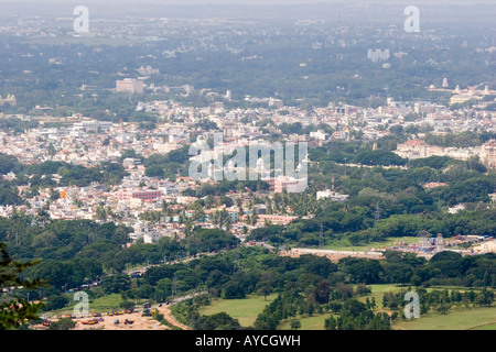 Vue panoramique de la ville de Mysore à partir de la proximité de Chamundi Hills en Inde Banque D'Images