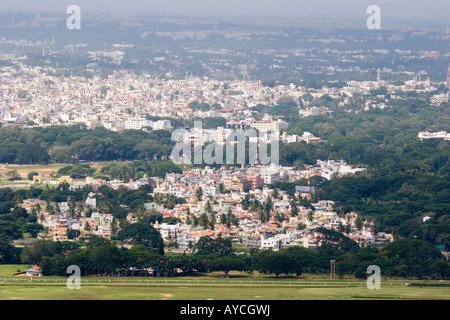 Vue panoramique de la ville de Mysore à partir de la proximité de Chamundi Hills en Inde Banque D'Images