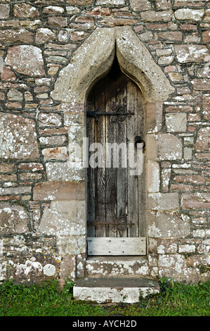 Le prêtre porte avec charnières décoratives au St Peter s'église Black Lion Guest House près de Abergavenny Wales UK Banque D'Images