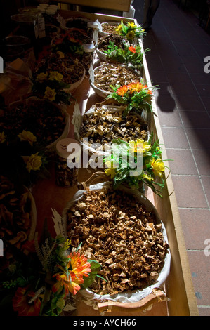 De superbes couleurs de légumes frais sur une échoppe de marché sur une rue latérale à Nice, sur la Côte d'Azur, la Côte d'Azur Banque D'Images