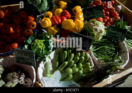 De superbes couleurs de légumes frais sur une échoppe de marché sur une rue latérale à Nice, sur la Côte d'Azur, la Côte d'Azur Banque D'Images