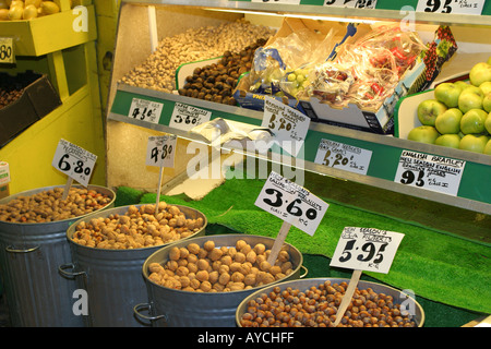 Une échoppe de marché vendant des fruits et des noix. Banque D'Images