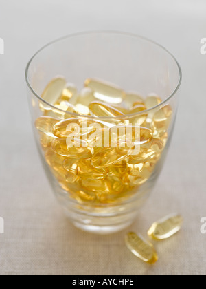 Capsules de Vitamine en verre sur fond de lin - haut de gamme image numérique Hasselblad 61Mo Banque D'Images