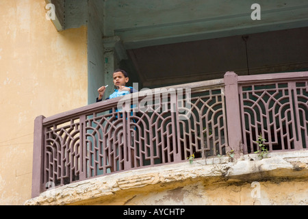 Petit garçon à la recherche sur le balcon d'une maison en Inde Banaglore Banque D'Images