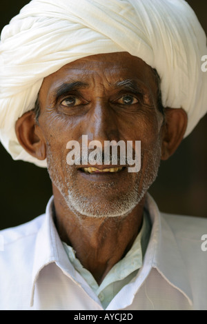 Portrait d'un homme portant des vêtements traditionnels indiens, en Inde Banque D'Images