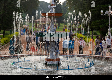 La fontaine située au centre du Jardin Botanique Lalbagh à Bangalore Inde Banque D'Images