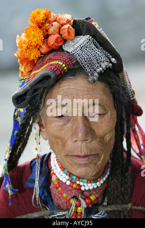 Les coiffures traditionnelles du dard. Le Dard de tribu sont une des tribus aryennes plus pure dans la région, Ladakh, Inde Banque D'Images