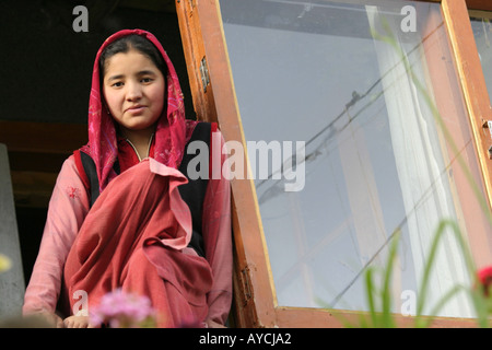 Une femme qui témoignait d'une fenêtre à Leh, Ladakh Banque D'Images