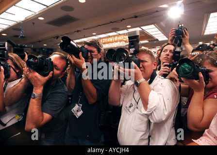 Un groupe de photographes de presse lors d'un tournage de la nuit de l'élection politique Banque D'Images