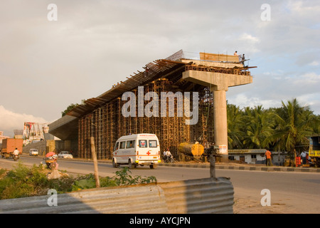 La construction d'un nouveau pont dans le cadre de la voie d'accès à la nouvelle l'aéroport de Bangalore Banque D'Images