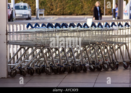 Chariots alignés dans une rangée à la Riverside supermarché Tesco à Dundee, Royaume-Uni Banque D'Images