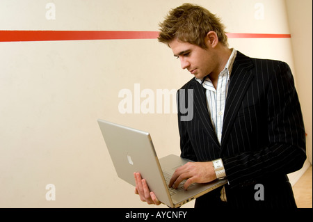 Homme debout à l'aide d'un ordinateur portable Banque D'Images