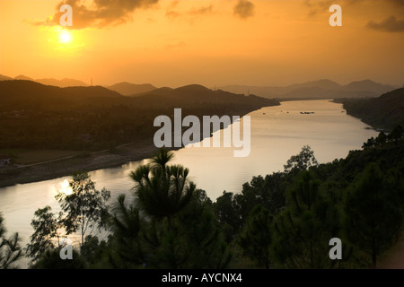 Coucher du soleil de la rivière des Parfums à partir de la colline de Vong Canh place forte durant la guerre du Vietnam près de Hue centre du Vietnam Banque D'Images