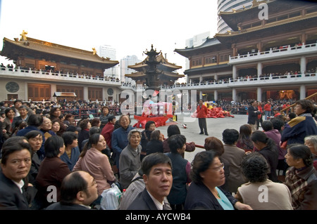 Foule en attente d'une procession religieuse bouddhiste à Jingan Temple, à Shanghai, en Chine. Banque D'Images