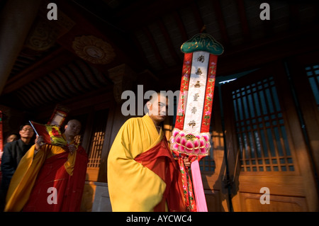 Le moine bouddhiste au cours d'une procession religieuse à Jingan Temple, à Shanghai, en Chine. Banque D'Images