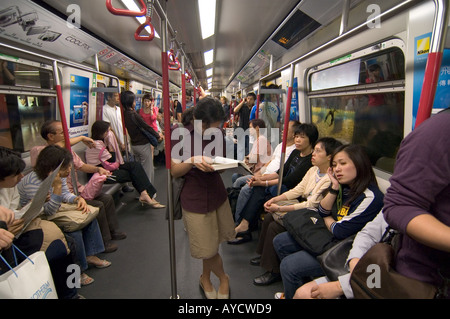 Métro bondé un chariot sur le métro MTR de Hong Kong, Hong Kong, Chine Banque D'Images