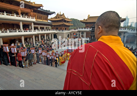 Le moine bouddhiste au cours d'une procession religieuse à Jingan Temple, à Shanghai, en Chine. Banque D'Images