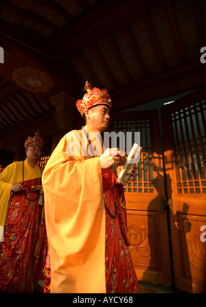 Le moine bouddhiste au cours d'une procession religieuse à Jingan Temple, à Shanghai, en Chine. Banque D'Images