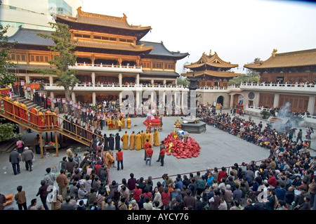 Procession religieuse bouddhiste bondé à Jingan Temple, à Shanghai, en Chine. Banque D'Images