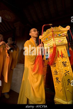 Un moine bouddhiste au cours d'une procession religieuse à Jingan Temple, à Shanghai, en Chine. Banque D'Images