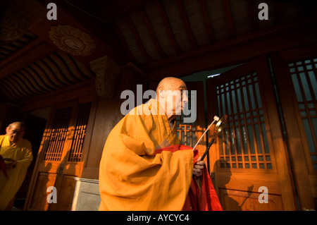 Un vieux moine bouddhiste au cours d'une procession religieuse à Jingan Temple, à Shanghai, en Chine. Banque D'Images