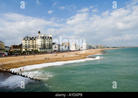 La plage de l'hôtel Queens et de la jetée d''Eastbourne Eastbourne Banque D'Images