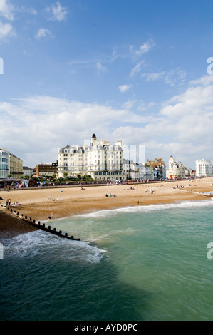 La plage de l'hôtel Queens et de la jetée d''Eastbourne Eastbourne Banque D'Images